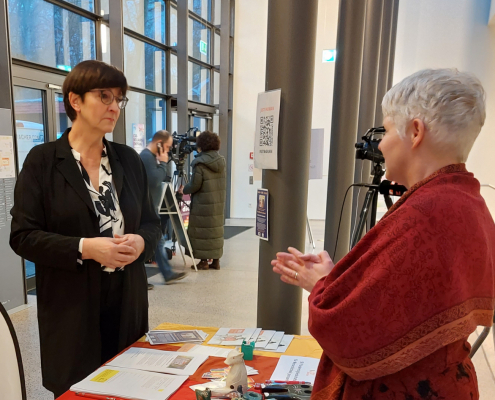 Saskia Esken im Gespräch mit Elka Edelkott, Eröffnung Pride Stuttgart, Februar 2023